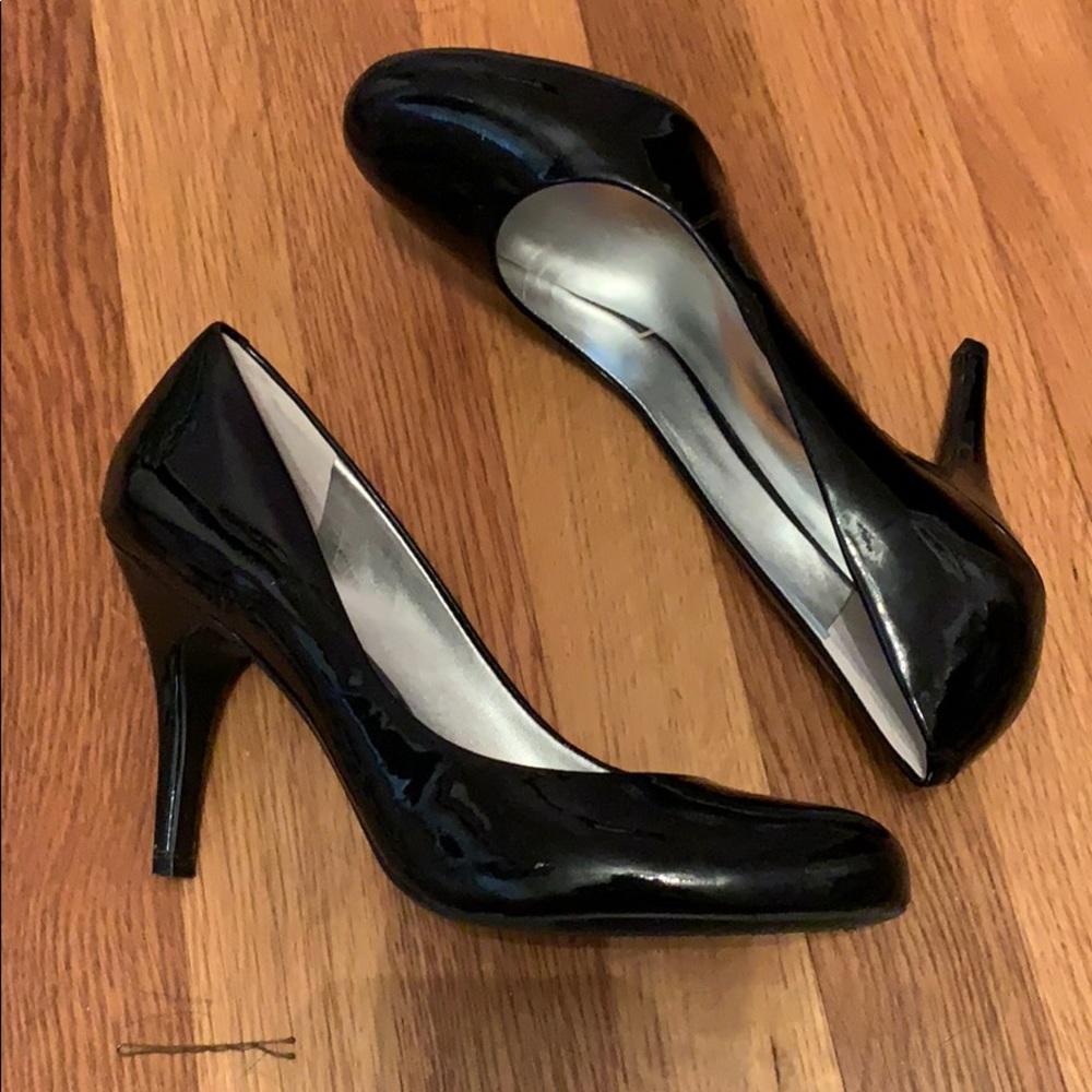 Jessica Simpson black pumps